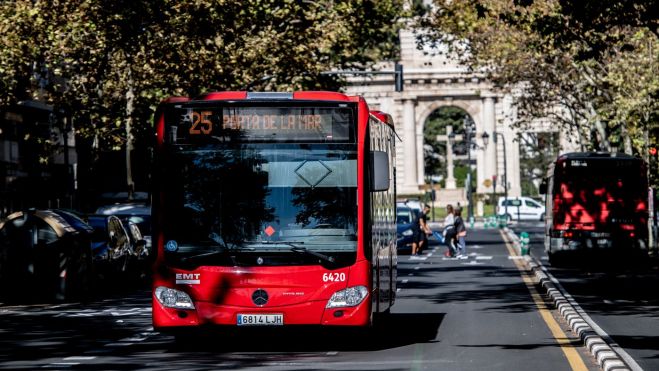 Un autobús de la EMT circula por la Porta de la Mar de València