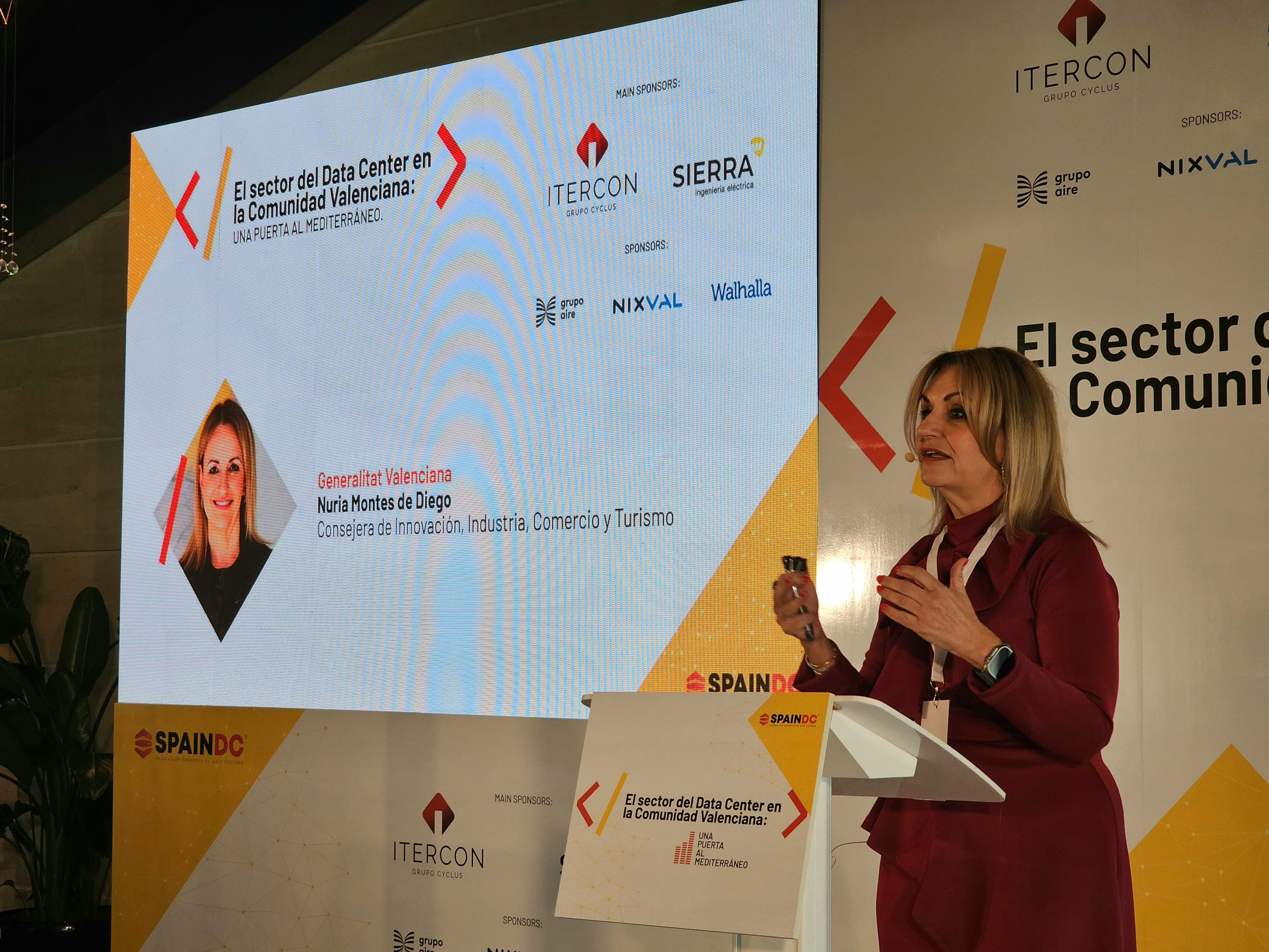 Nuria Montes en la presentación del sector de los Data Center