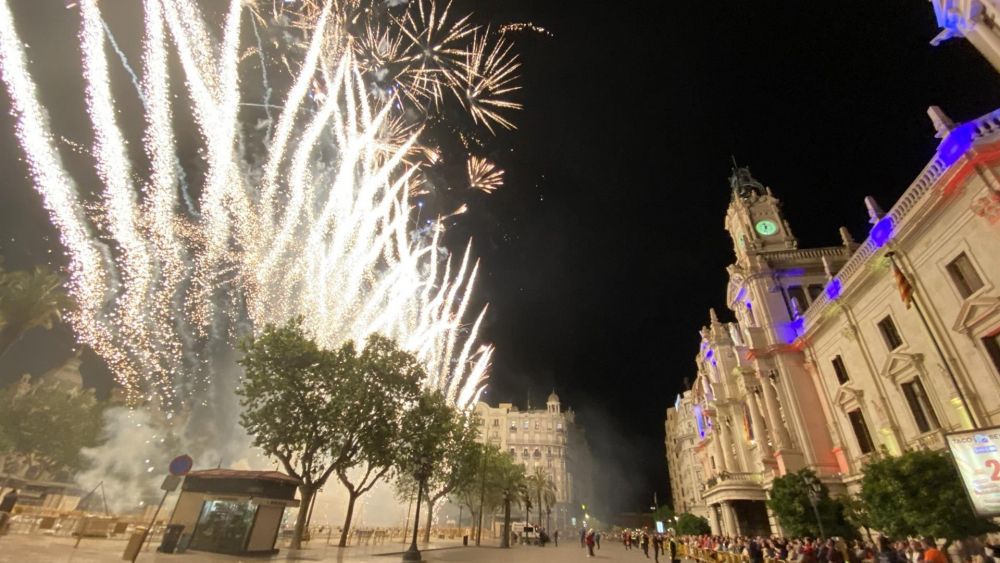 Disparo de una mascletà nocturna en la plaza del Ayuntamiento de València