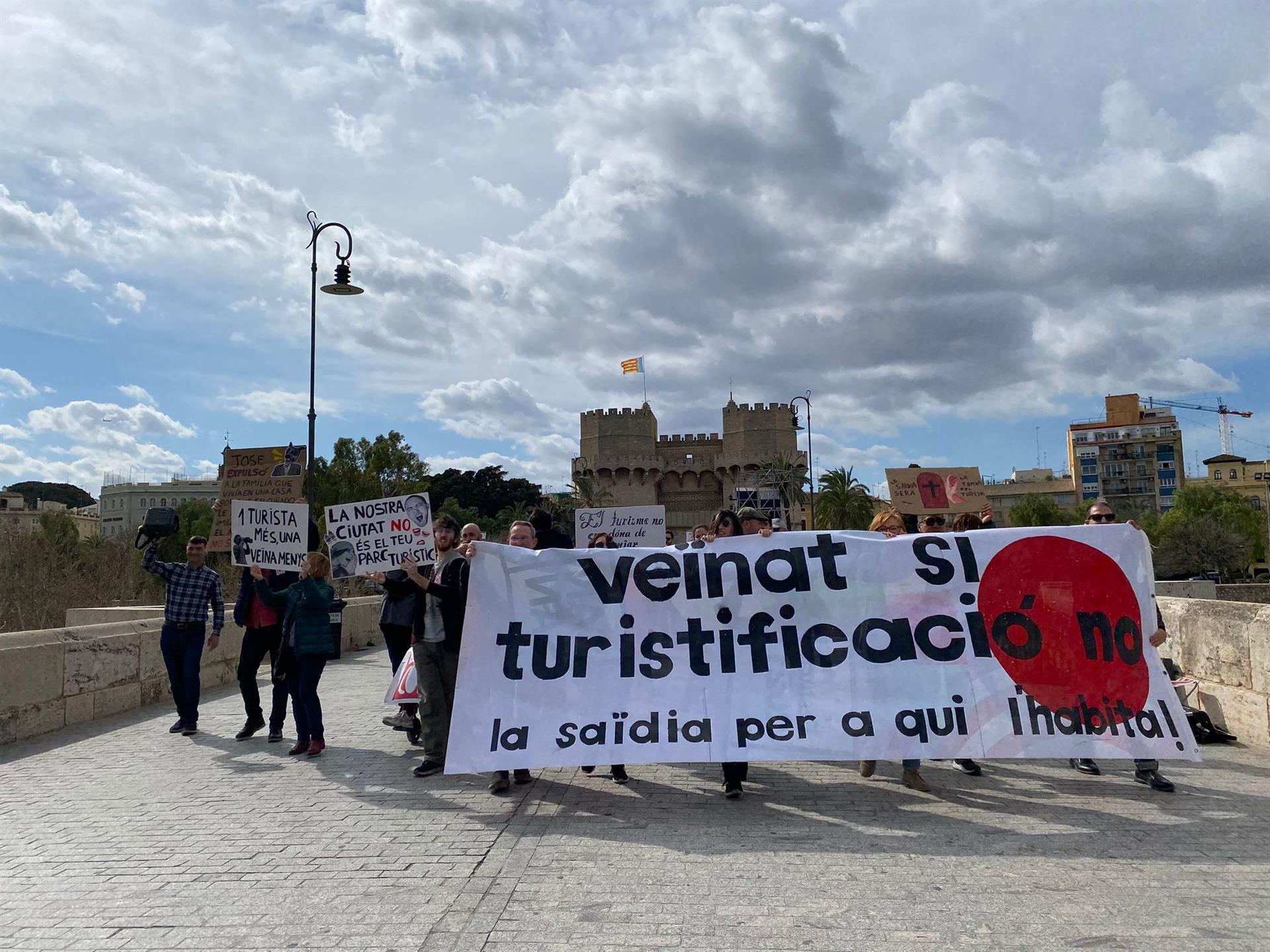 Vecinos de La Saïdia protestan frente a las Torres de Serranos contra la turistificación