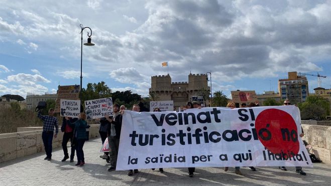 Veïns de La Saïdia protesten front a les Torres de Serrans contra la turistificació