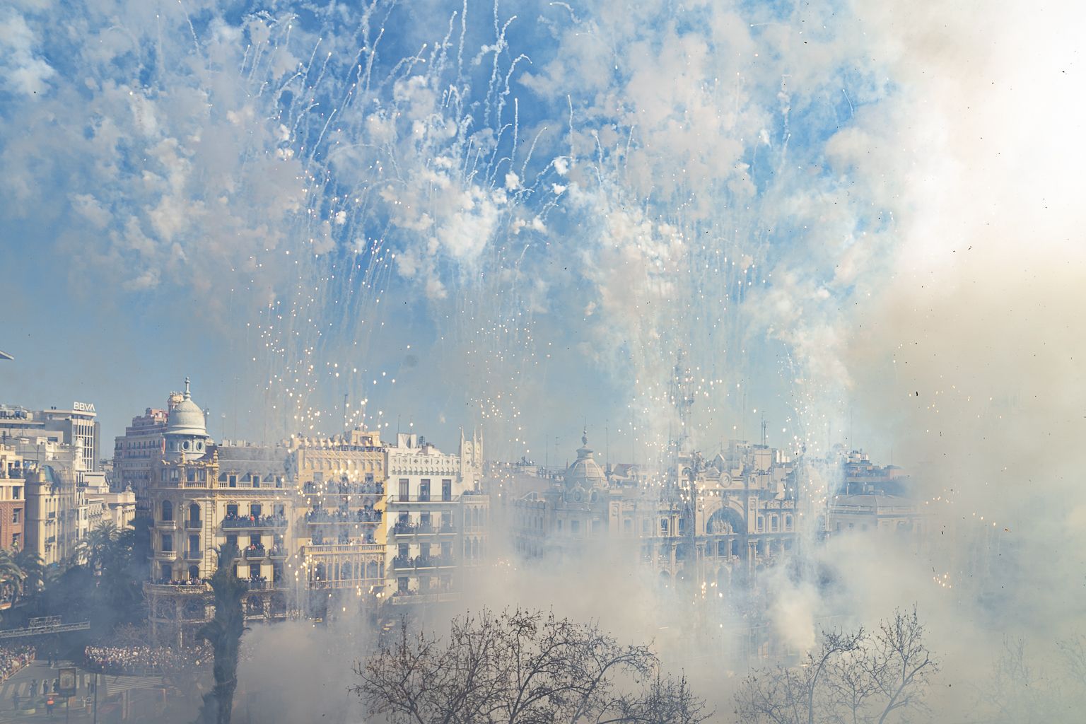 Una mascletà en la plaza del Ayuntamiento de València. Imagen: Xisco Navarro