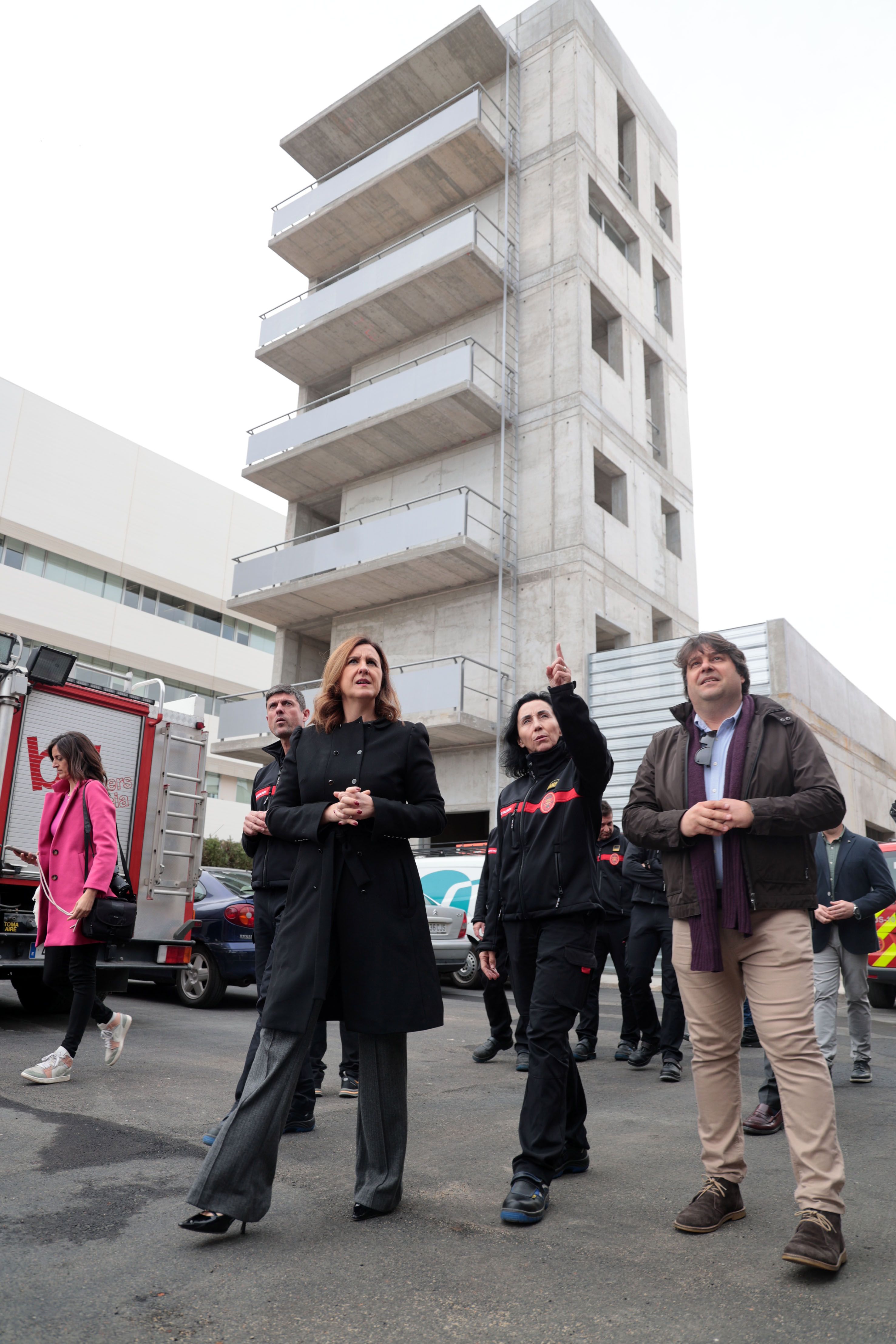 La alcaldesa María José Catalá durante su visita al Parque Norte de Bomberos de València 