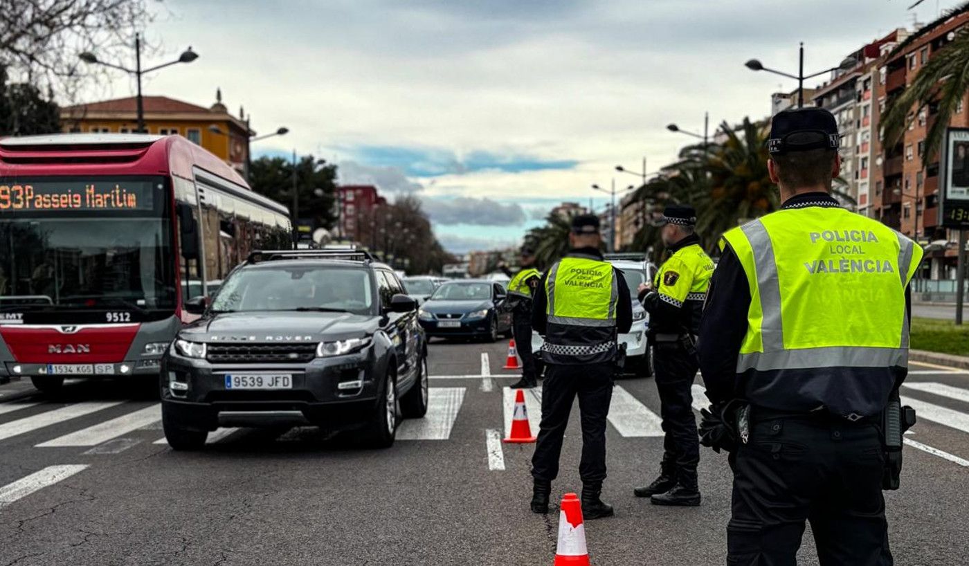 Dispositivo policial por el corte de calles en Valencia  / Foto: @policialocalvlc