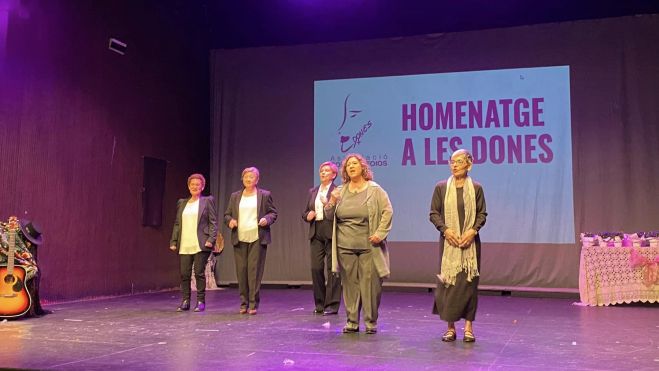 Homenatge a les dones pel 8M per par de l'Associació Dones Foios