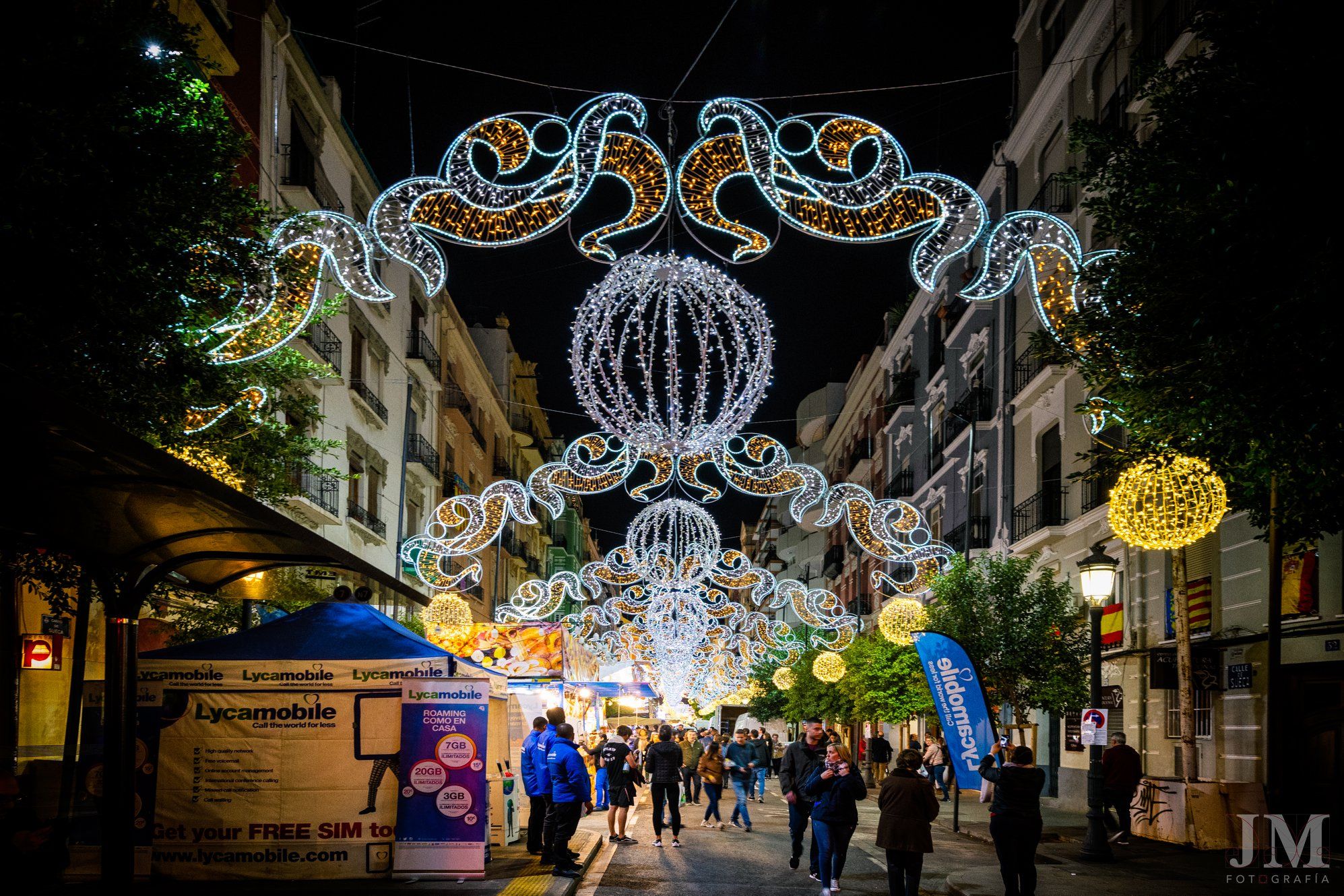 Luces de Fallas en Valencia / Foto: Facebook Falla Sueca - Literato Azorín. JM Fotografía