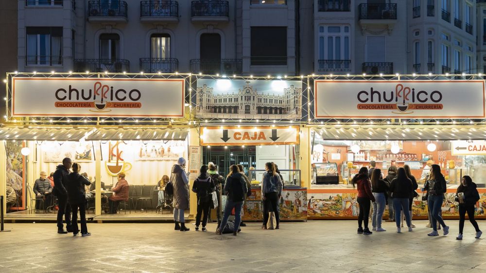 Un grupo de personas hacen cola en una churrería durante las Fallas de València. Foto Xisco Navarro Un grupo de personas hacen cola en una churrería durante las Fallas de València. Foto Xisco Navarro