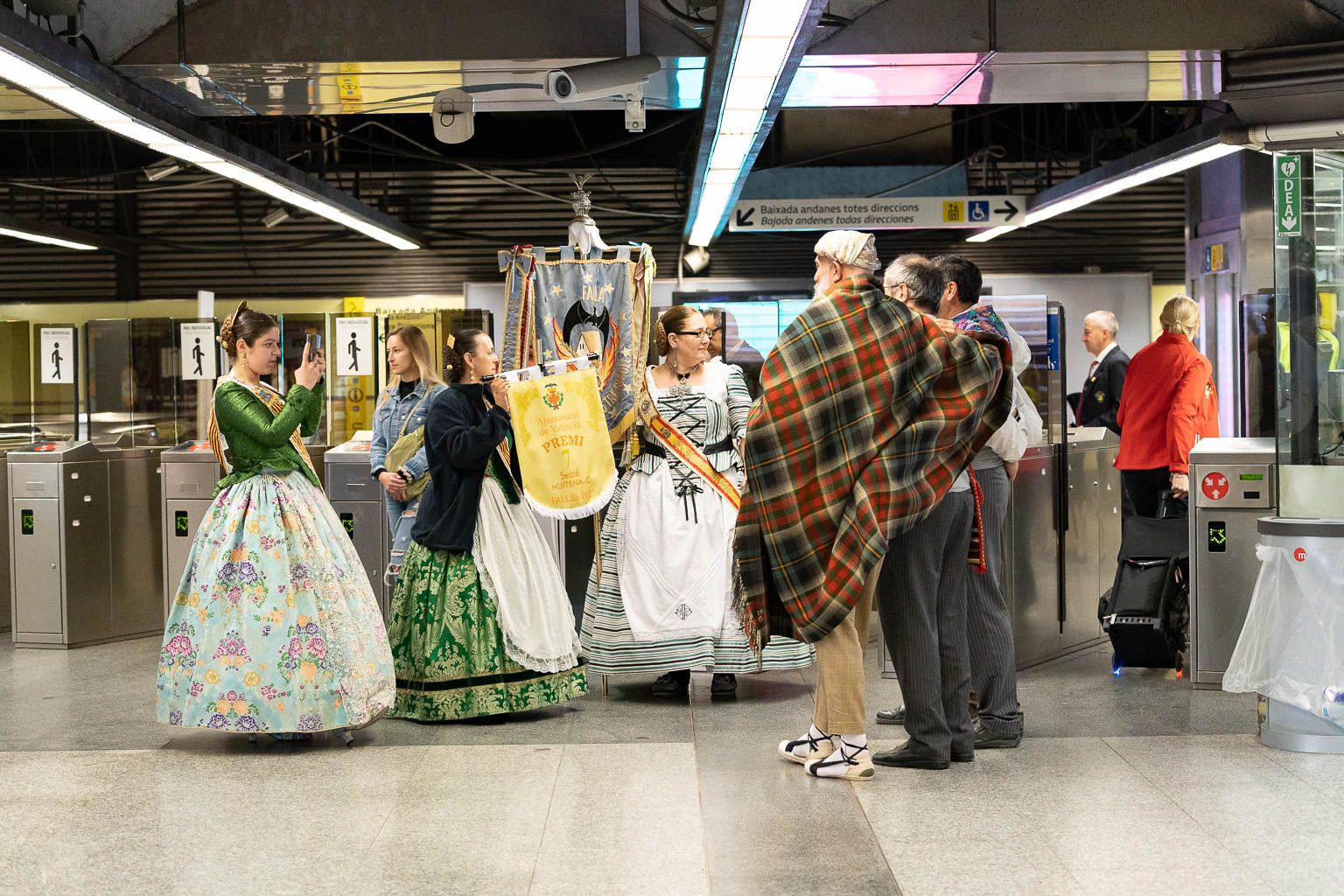 Una comissió fallera, en una parada de Metrovalencia. Foto Xisco Navarro