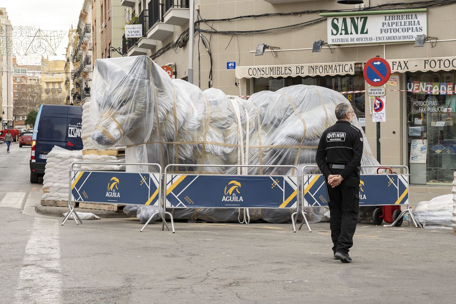 Ninot de falla a un carrer de València. Foto Xisco Navarro
