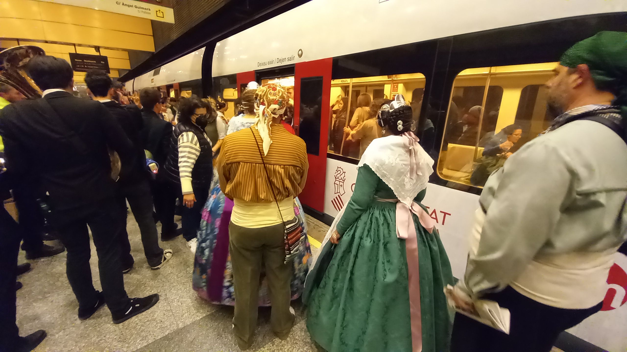 Un grupo de falleros, falleras y músicos utilizan Metrovalencia durante las Fallas