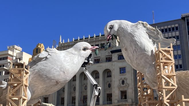 Las dos palomas unidas por la rama de olivo reinan ya en la plaza del Ayuntamiento