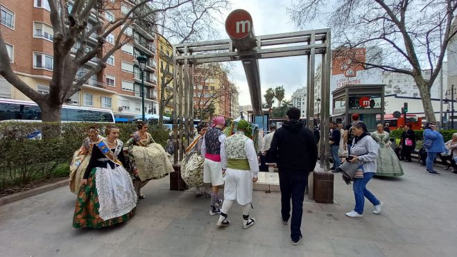 Un grup de falleres i fallers entra a una boca de Metrovalencia