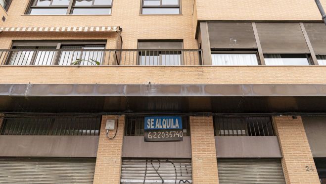 Cartel de 'Se Alquila' en una vivienda de València. Imagen: Xisco Navarro