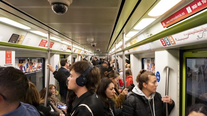 Gente en el interior de un vagón de Metrovalencia. Imagen: Xisco Navarro