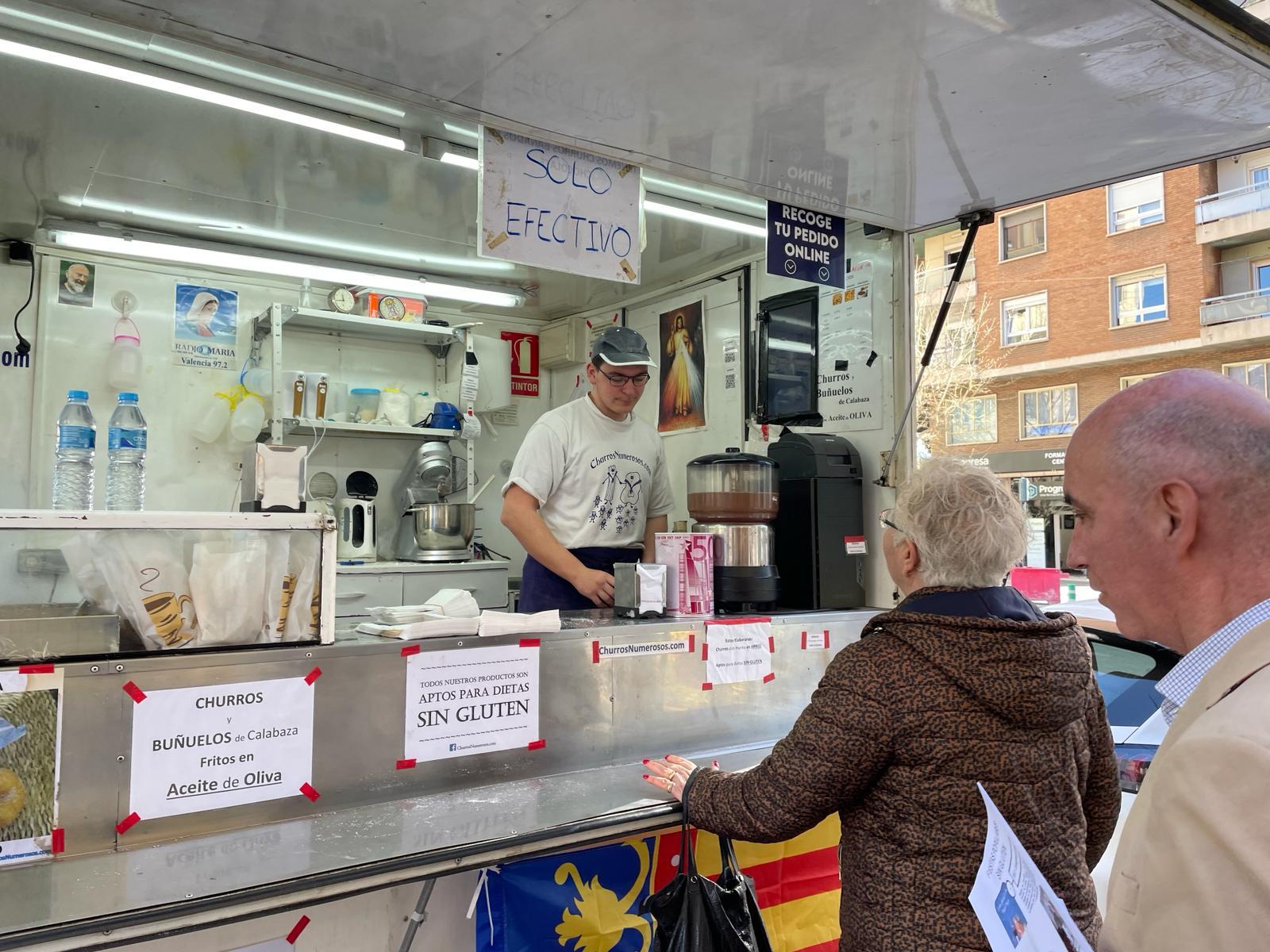 Una de las churrerías instaladas en València por Fallas