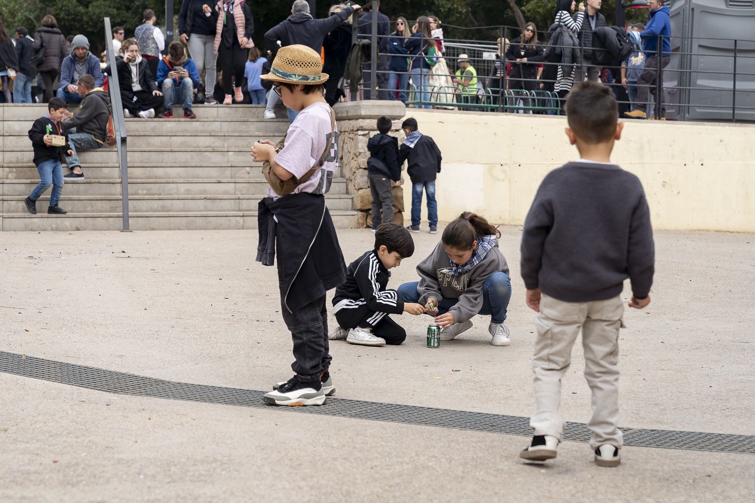 Uns xiquets tirant petards. Foto Xisco Navarro