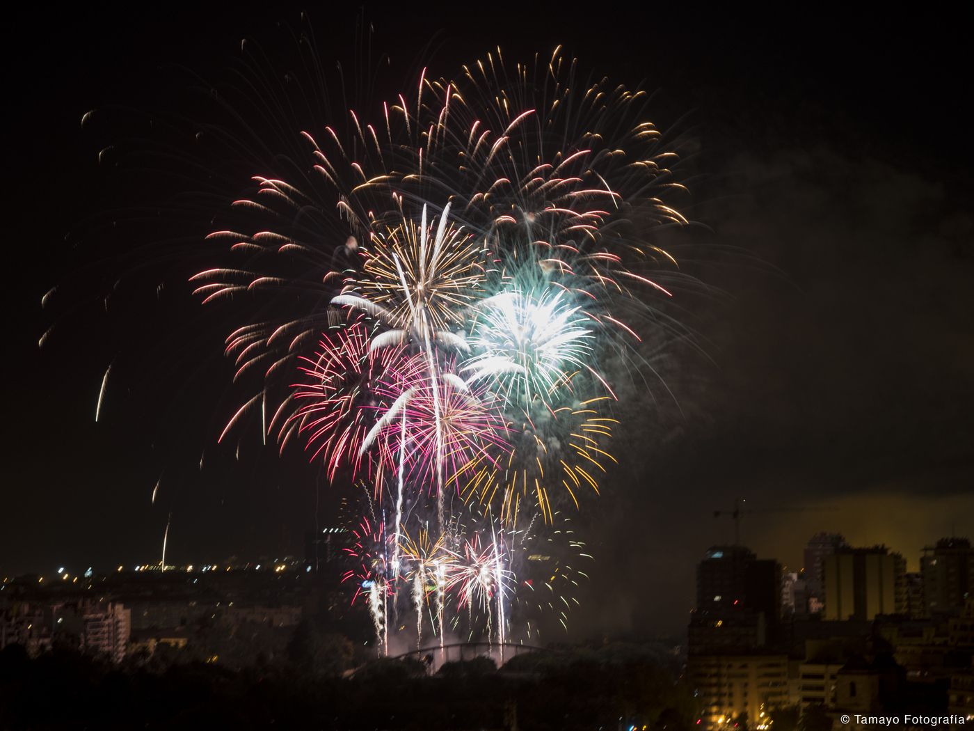 Un castillo de fuegos artificiales en Valencia. Imagen: Visit Valencia