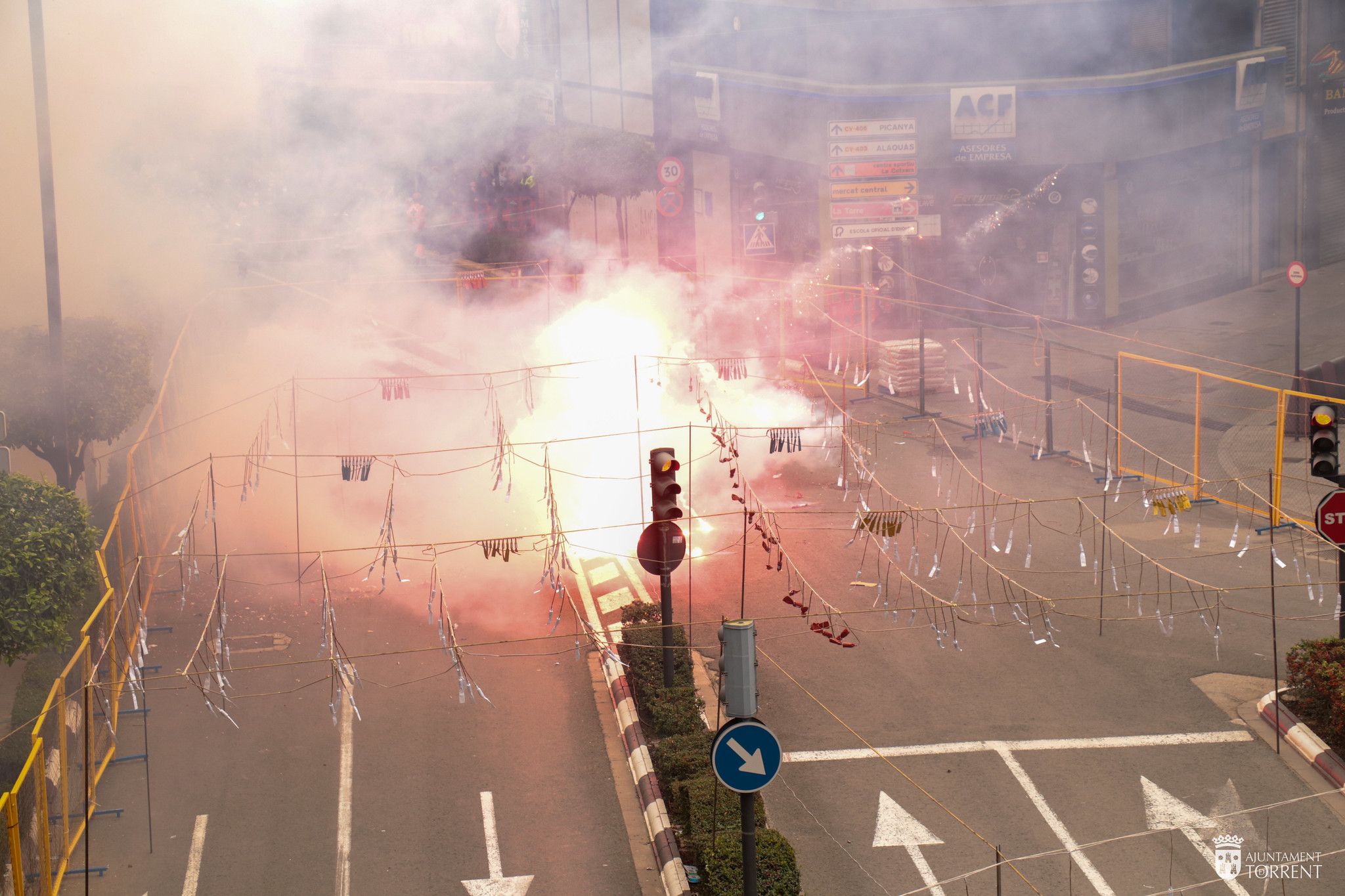 Mascletà en la plaza Obispo Benlloch de Torrent