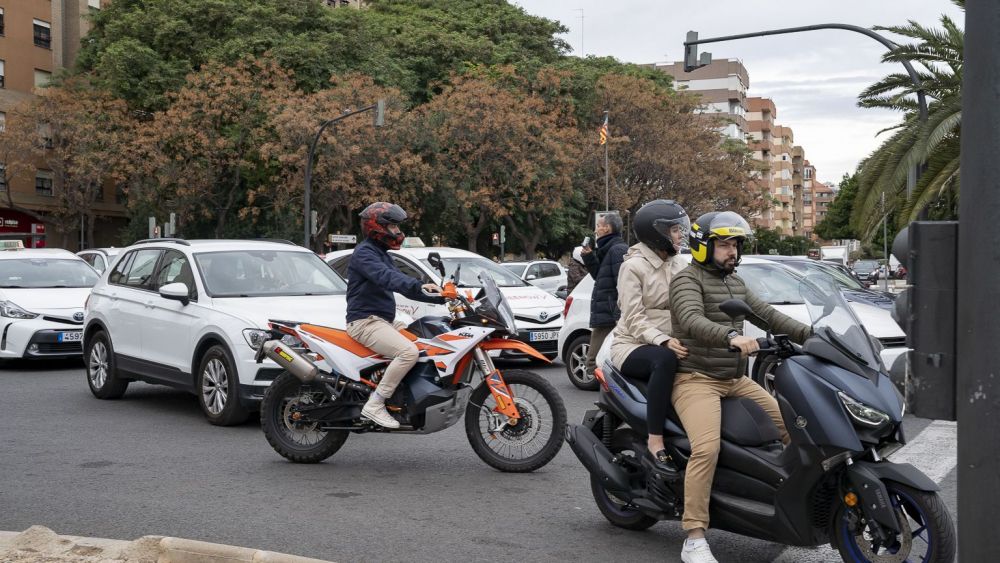 Coches y motos por el centro de Valencia