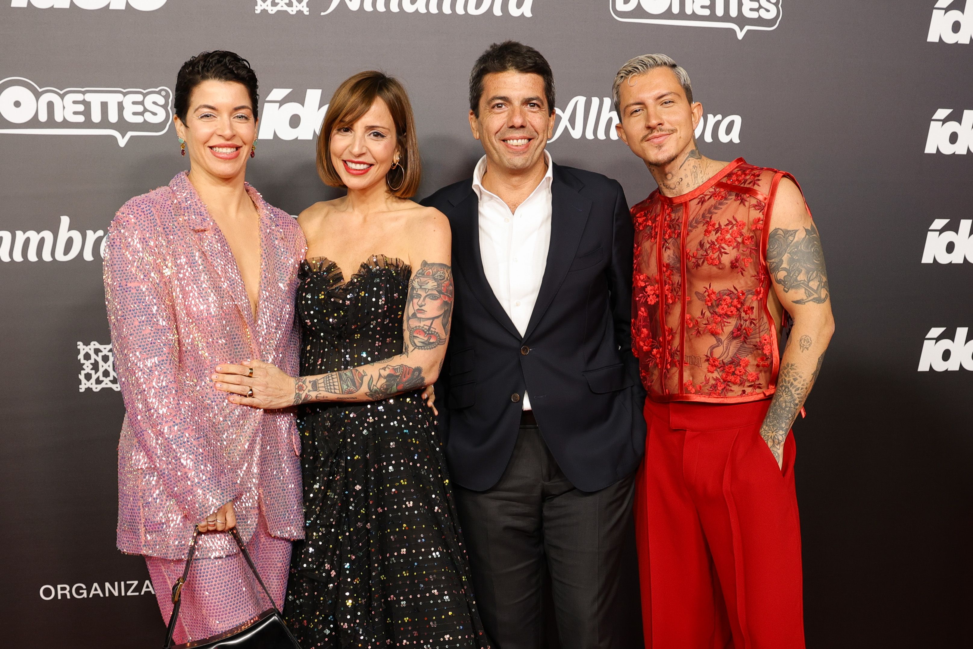 El president Carlos Mazón, en la gala dels Premis Ídolo, junt alguns infliencers