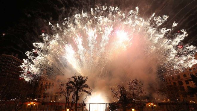 'L'Albà de les Falles' en la plaza del Ayuntamiento de Valencia. Imagen: Junta Central Fallera 