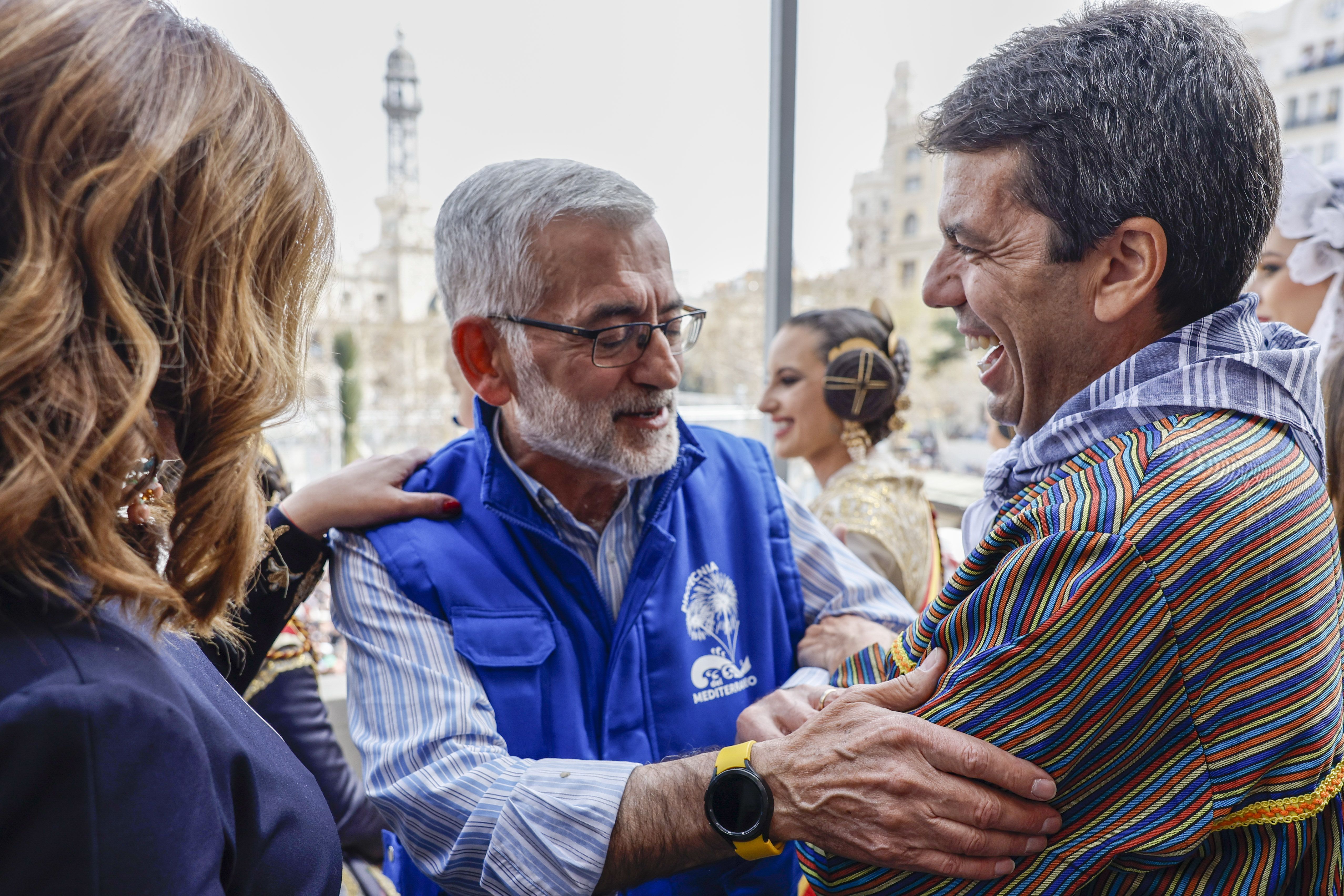 El president Carlos Mazón en el balcó de l'Ajuntament