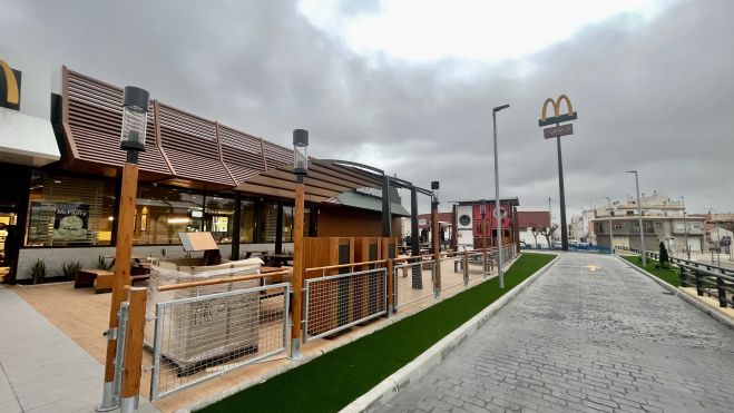 Exterior del nuevo restaurante McDonald’s en València Exterior del nuevo restaurante McDonald’s en València