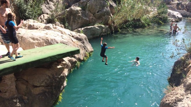 Un grupo de personas se bañan en las Fuentes del Algar. Imagen: Ayuntamiento de Callos d'En Sarrià Un grupo de personas se bañan en las Fuentes del Algar. Imagen: Ayuntamiento de Callos d'En Sarrià