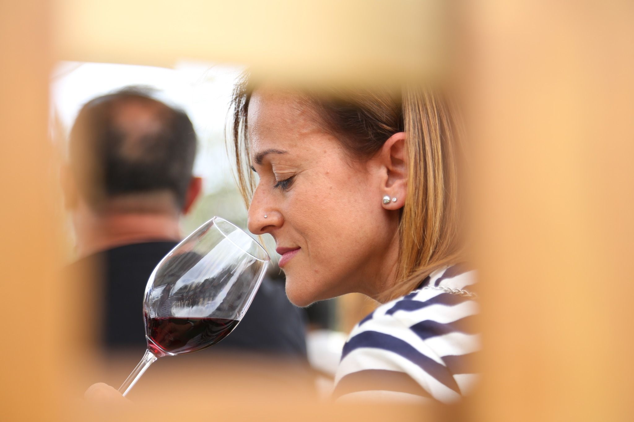 Una dona cata un vi en la Mostra Proava