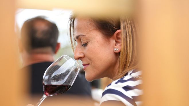 Una mujer cata un vino en la Mostra Proava