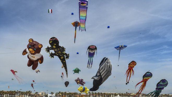 Anterior edición del Festival de Cometas en la playa del Cabanyal de Valencia. Imagen: Fundación Deportiva Municipal