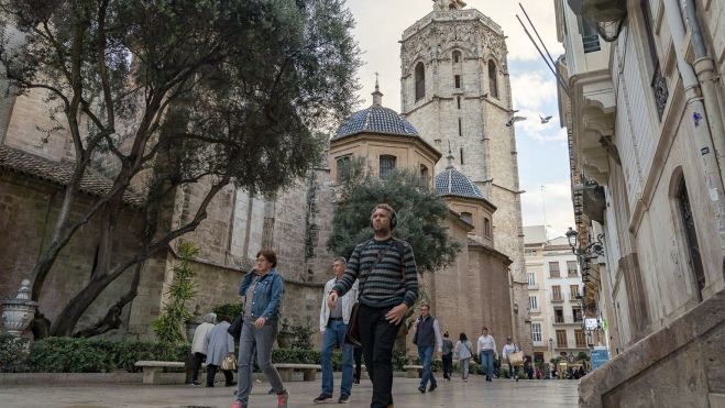 Un grupo de personas pasea por las proximidades de la plaza de la Virgen de València. Imagen: Xisco Navarro