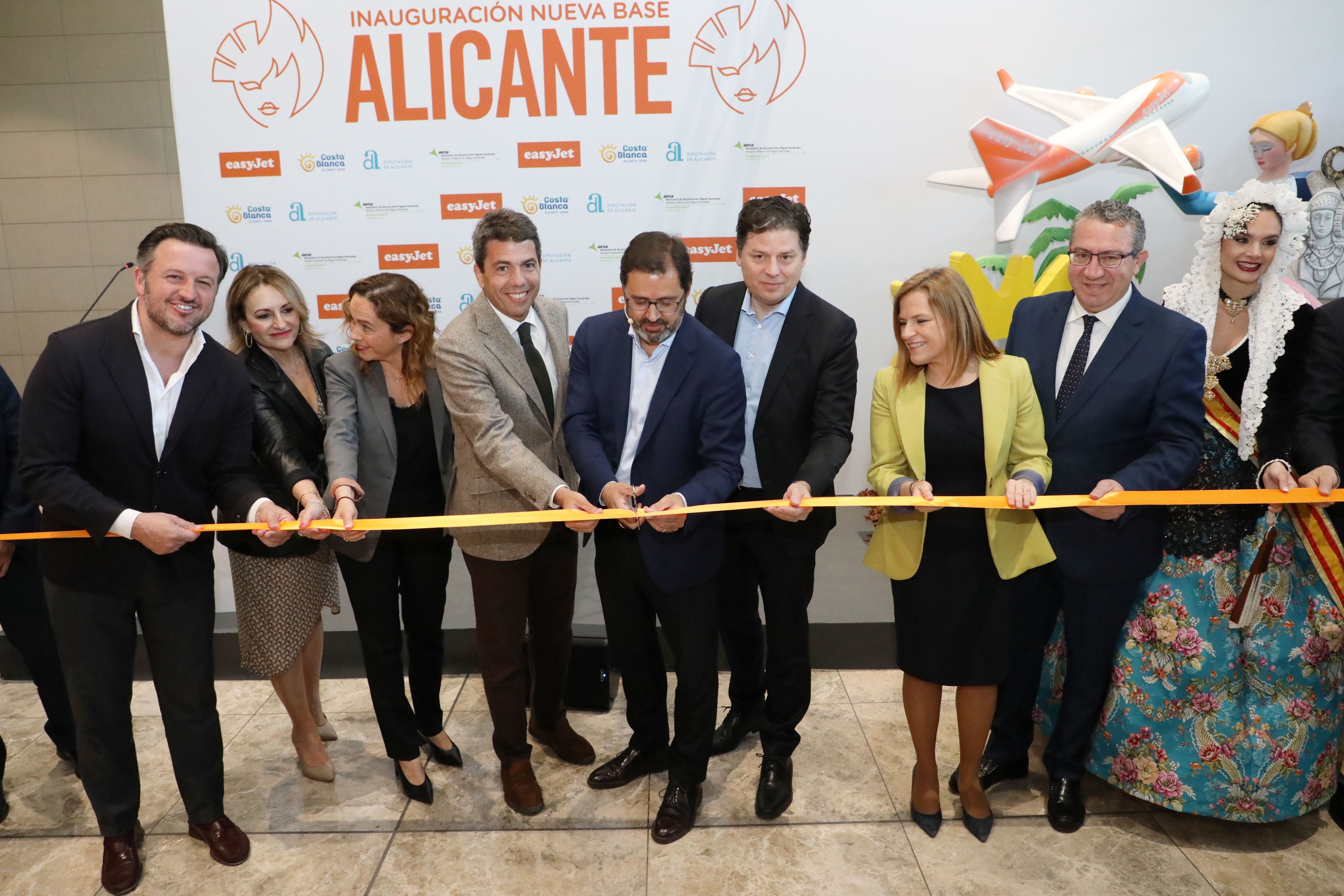El president de la Generalitat Carlos Mazón asiste a la inauguración de la nueva base de Easyjet en el Aeropuerto de Alicante Elche Miguel Hernández