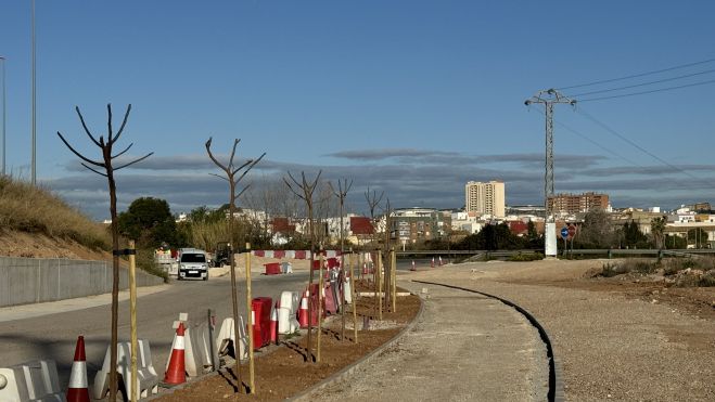 Trabajos de construcción de la pasarela sobre la CV-30 que permitirá una conexión ciclopeatonal entre Benimàmet y València 