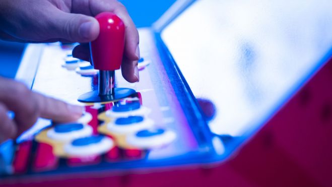 Un jugador en un torneo de videojuegos clásicos Un jugador en un torneo de videojuegos clásicos