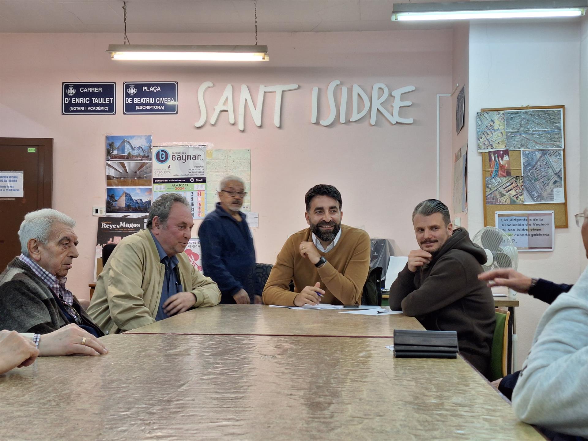 El concejal socialista en el Ayuntamiento de València Javier Mateo en una reunión con la Asociación de Vecinos de San Isidro