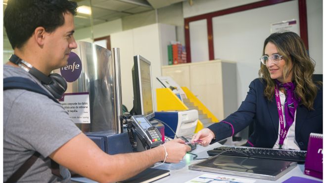 Una trabajadora de Renfe atendiendo a un cliente Una trabajadora de Renfe atendiendo a un cliente