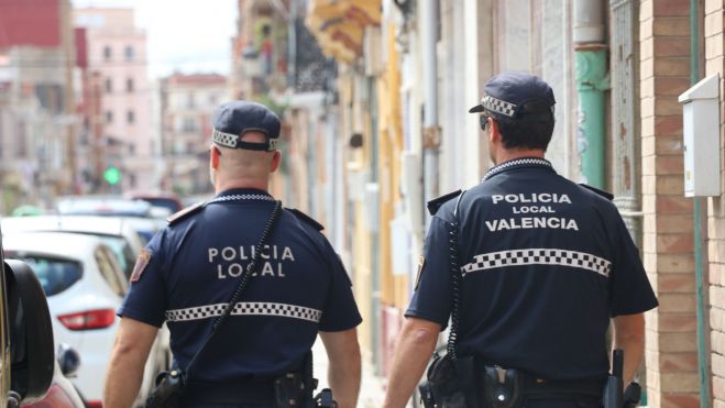 Dos agentes de la Policía Local de València