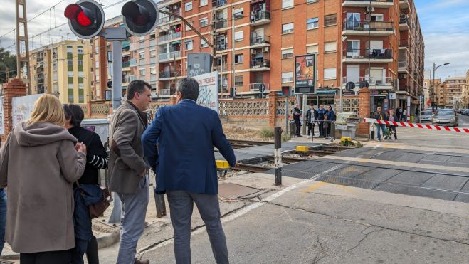 Juan Ramón Adsuara y Carlos Mazón en el paso a nivel de Alfafar