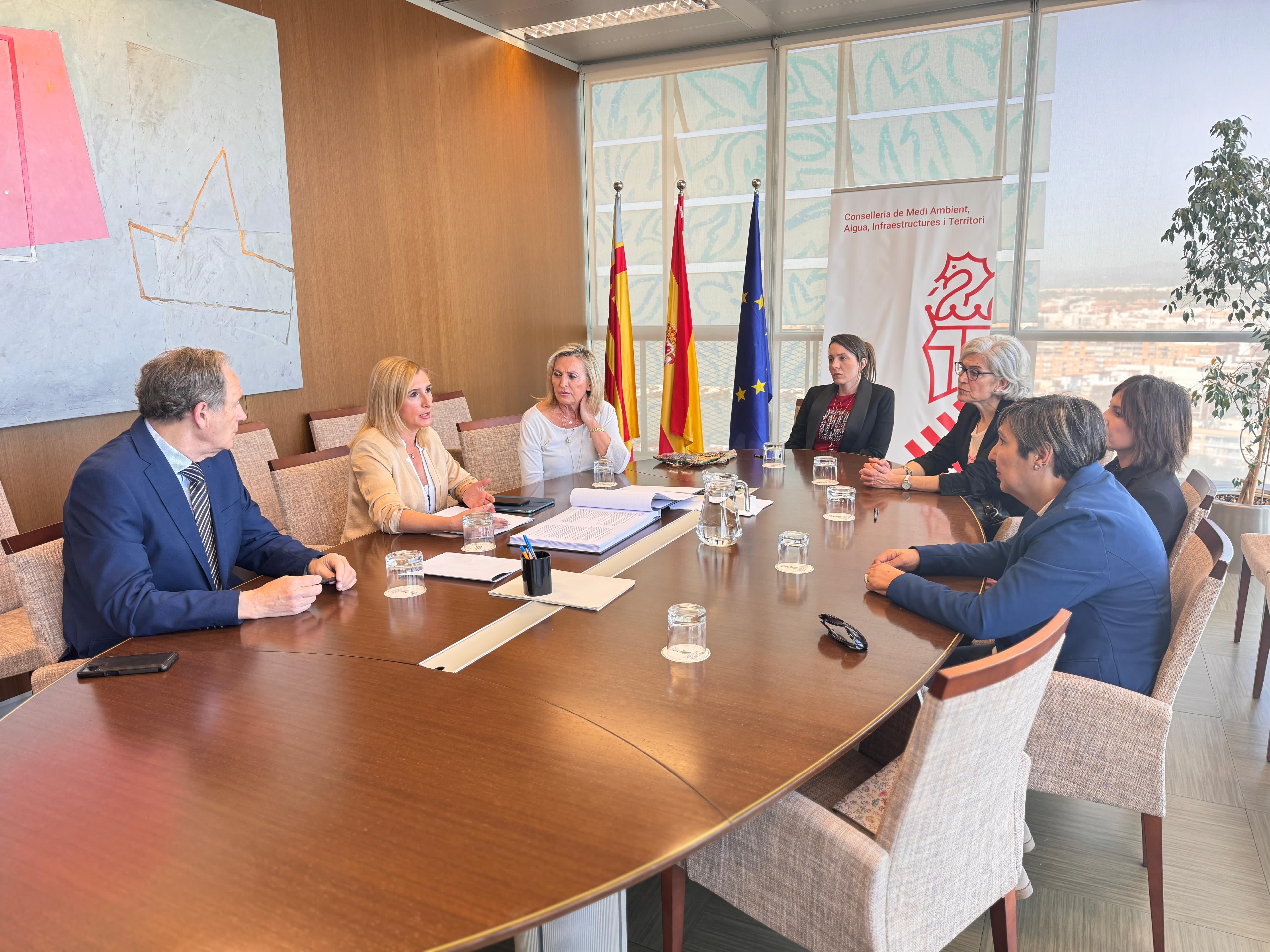 Salomé Pradas en la reunión con la asociación de afectados por el paso a nivel del tramo Alfafar-Sedaví-Benetússer