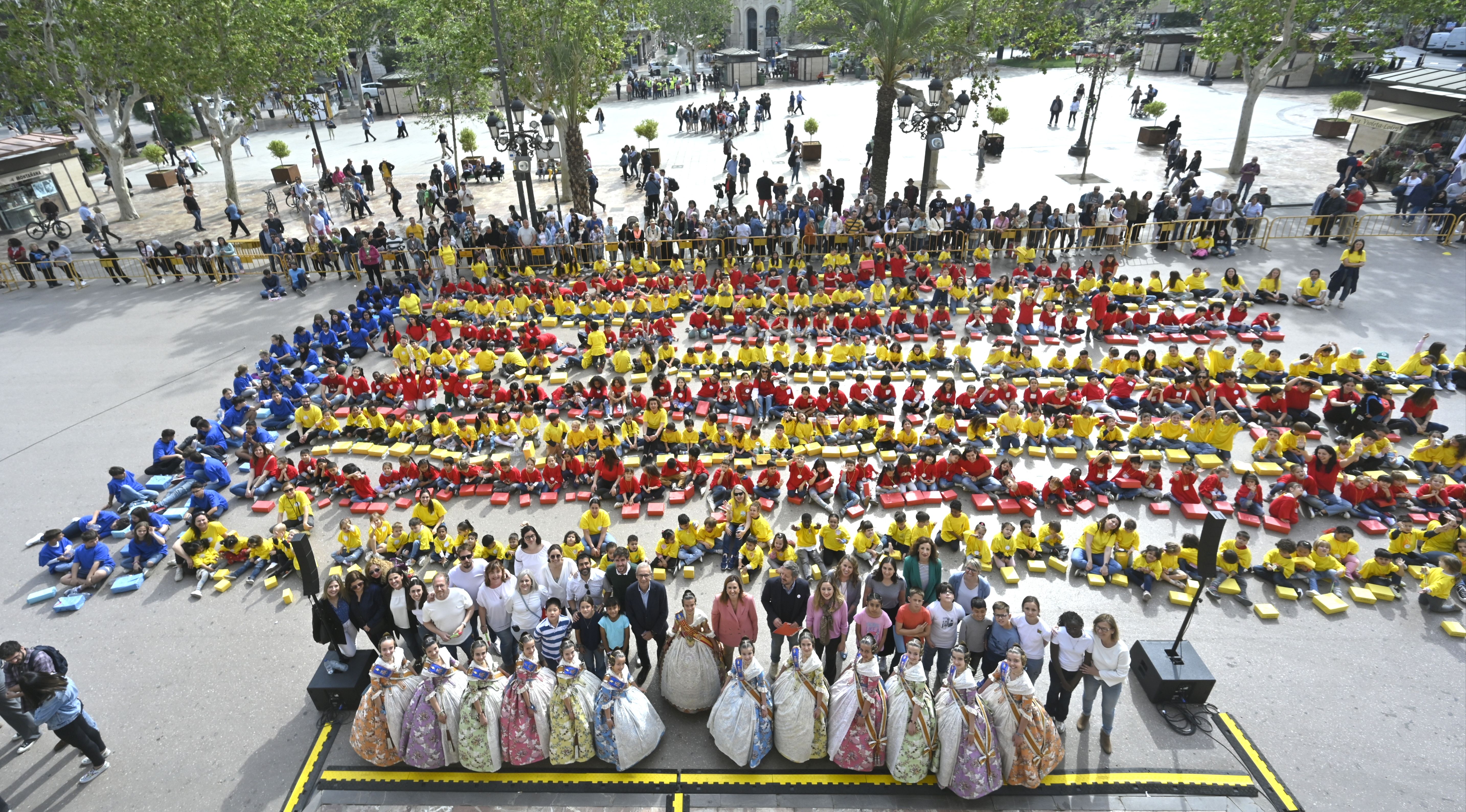 Homenaje a la Senyera en el Día Internacional del Niño y la Niña en València