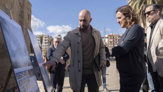 La alcaldesa de Valencia, María José Catalá, durante su visita a los Bloques Portuarios. Imagen: Jorge Gil - Europa Press La alcaldesa de Valencia, María José Catalá, durante su visita a los Bloques Portuarios. Imagen: Jorge Gil - Europa Press