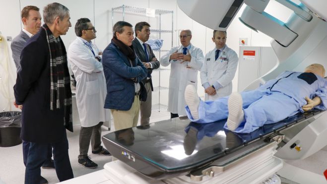 Carlos Mazón y Marciano Gómez durante la visita a un hospital Carlos Mazón y Marciano Gómez durante la visita a un hospital