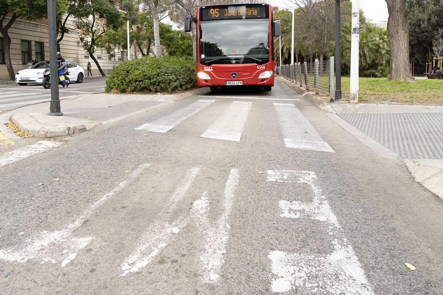 Un autobús de la EMT circula por las calles de València. Imagen: Xisco Navarro
