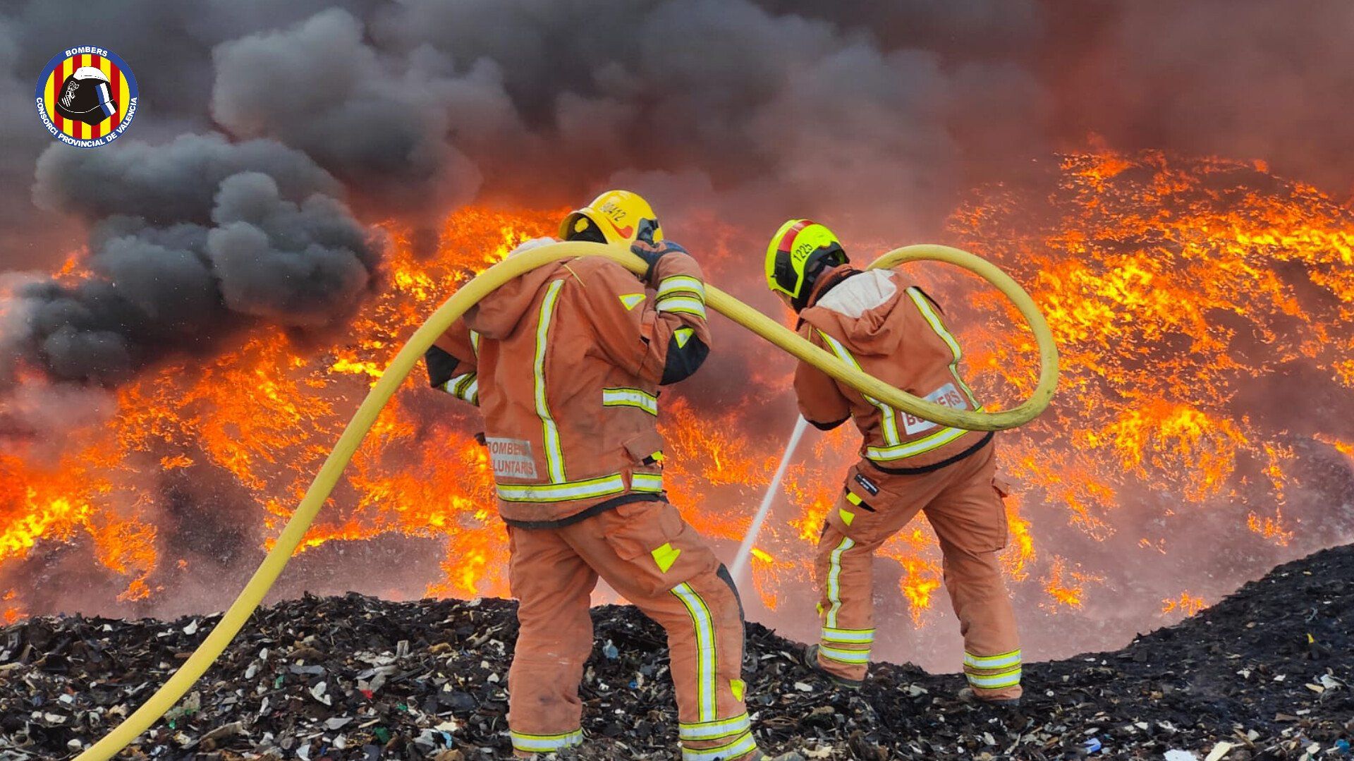 Dos bomberos trabajando en la extinción del fuego declarado en la planta de reciclaje de Requena - Consorcio Provincial de Bomberos de València Dos bomberos trabajando en la extinción del fuego declarado en la planta de reciclaje de Requena - Consorcio Provincial de Bomberos de València
