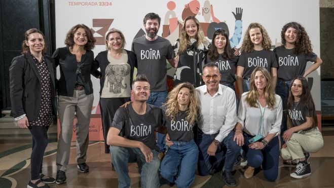 Equipo artístico de 'Boira' con equipo de Escalante y la diputada de Teatros, Rocío Gil (Vicente A. Jiménez)