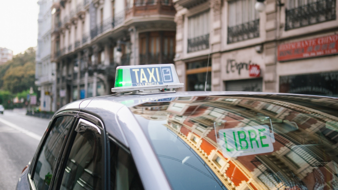 Un taxi circula por la ciudad de València
