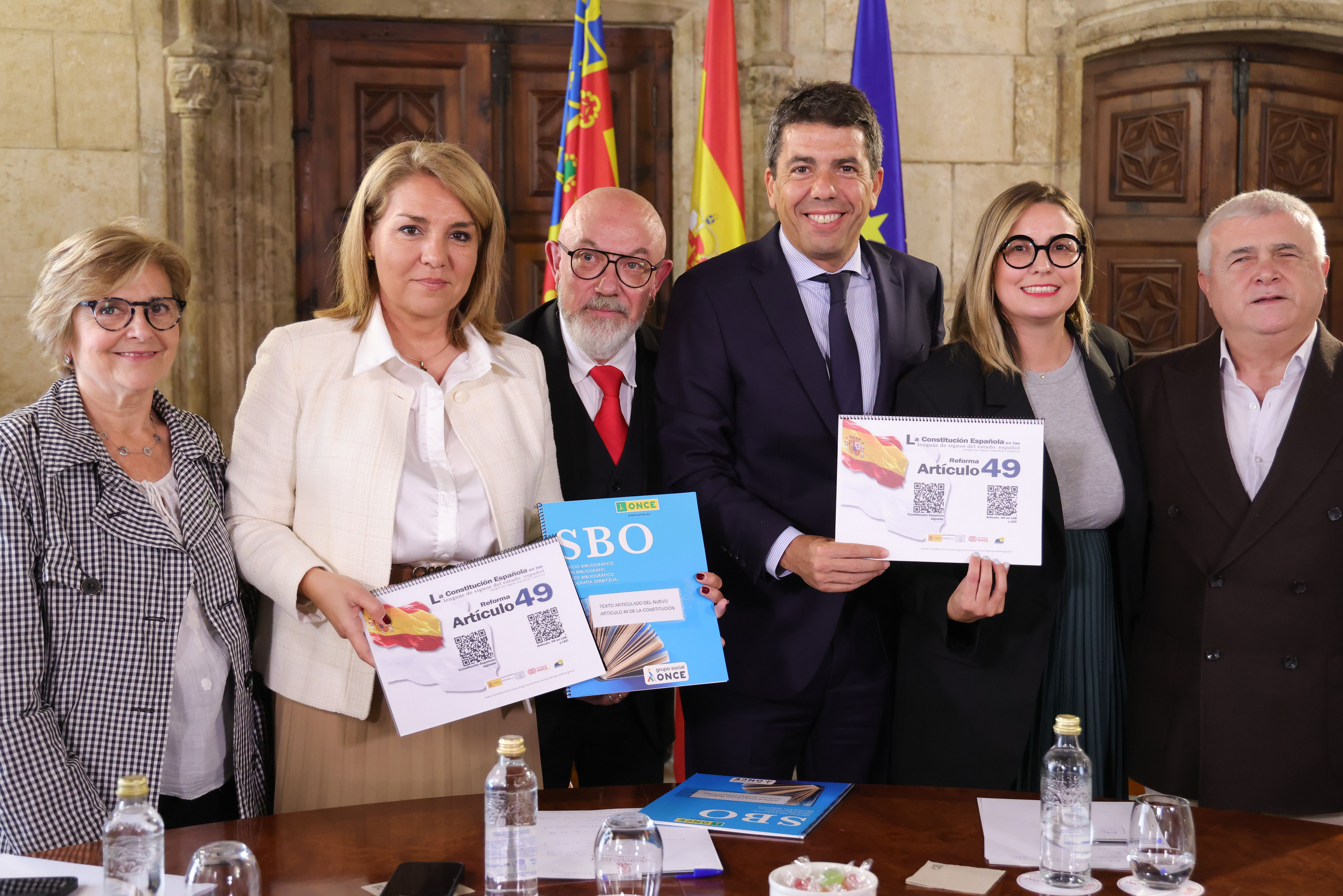 Carlos Mazón y Susana Camarero, con representantes de CERMI de la Comunitat Valenciana