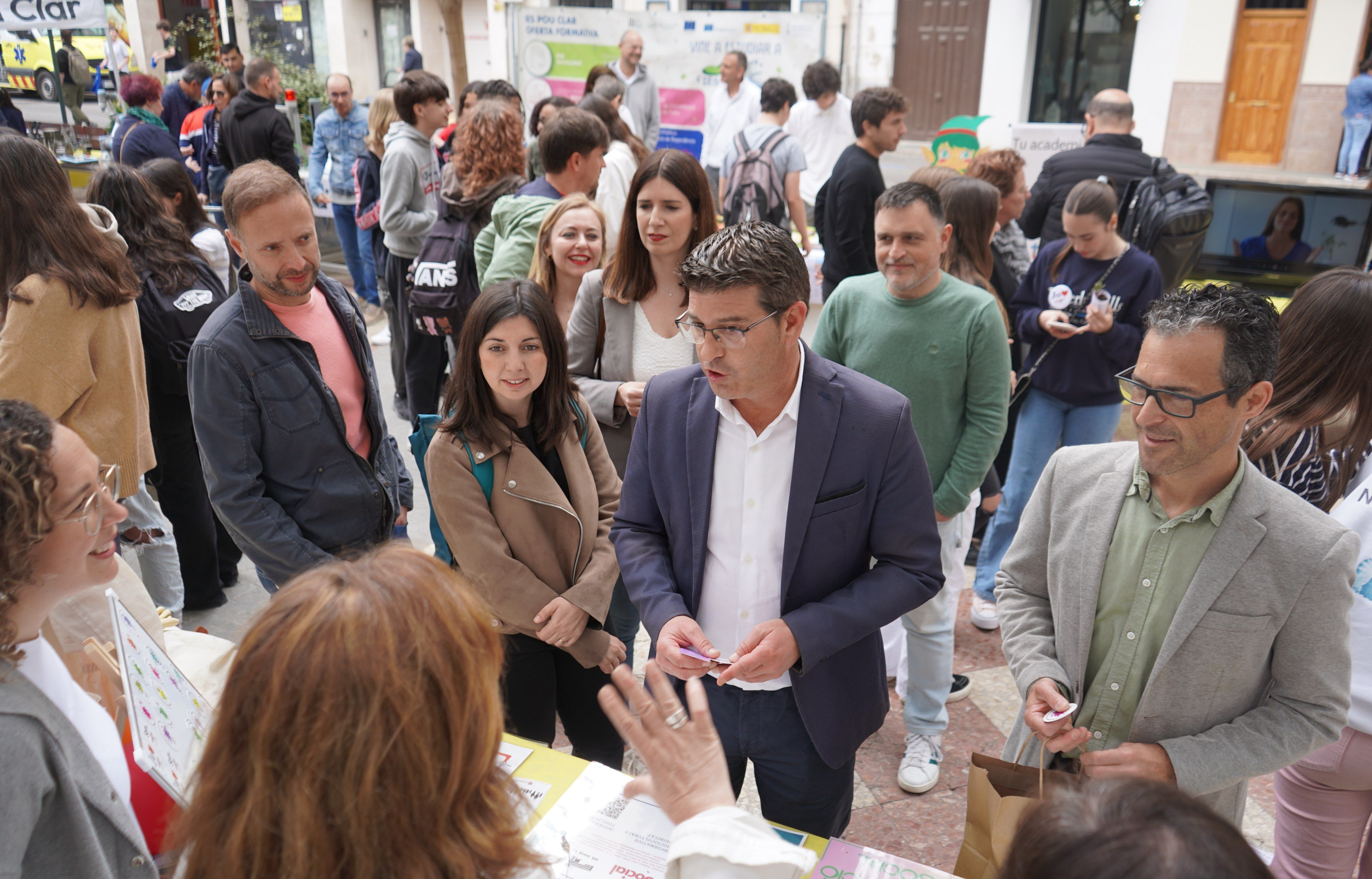 L'alcalde d'Ontinyent, Jorge Rodríguez, visitava la Fira de l'Estudiantat acompanyat per diversos regidors i regidores