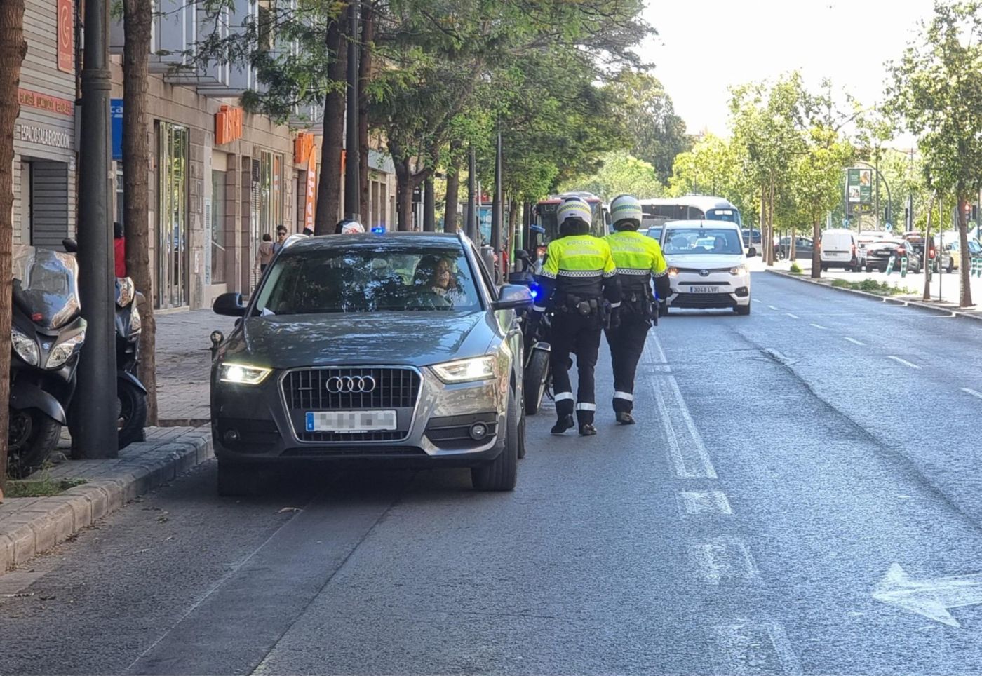 Un vehículo invade el carril Bus de Valencia